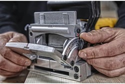 DeWalt DW682K Ламельный фрезер в чемодане (600 Вт, 10000 об/мин, вес: 3.0 кг) - фото 225064