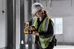 DeWalt DCE088D1G18 аккумуляторный лазерный построитель плоскостей, 12/18 В, зеленый луч, 30 м, с АКБ 2 Ач и ЗУ, в кейсе TSTAK - фото 225728