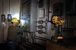 DeWalt DCL043 SOLO Фонарь аккум. в кор. (18V, 120-1000 Лм, 2 режима) - фото 226061