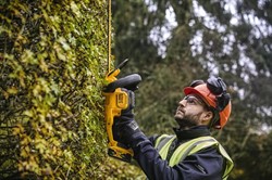 DeWalt DCMHT563P1 аккумуляторный кусторез, 18 В, 56 см, 1400 ход/мин, с АКБ 5 Ач и ЗУ - фото 226120