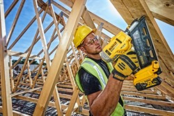 DeWalt DCN692P2 аккумуляторный гвоздезабивной пистолет, 18 В, 105 Дж, с 2 АКБ 5 Ач и ЗУ, в кейсе - фото 226146