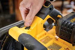DeWalt DCS520NT SOLO Погружная пила в чем. TSTAK VI (54V, 165x20 мм ,пропил: 59 мм, BL-мотор) - фото 226320