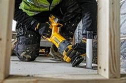 DeWalt DCS380N SOLO Сабельная пила аккум. в кор. (18V, дерево до 300 мм, металл до 100 мм) - фото 226834