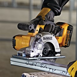 DeWalt DCS373B SOLO Дисковая пила акк. по металлу в кор. (20V, 140x20 мм, пропил 43мм, 3700 об/мин) - фото 227417