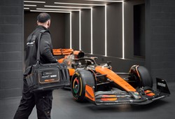 DeWalt DWST60104-9 Сумка McLaren Limited Edition (с наплечным ремнем, 48.8 л) - фото 227519