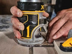 DeWalt DCW600N SOLO Фрезер кромочный аккум. в кор. (18V, цанга 6.4 мм, 55 мм, 16000-25500 об/мин) - фото 228061