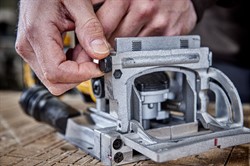 DeWalt DCW682NT SOLO Фрезер ламельный в чем. (18V, 9000 об/мин, глубина фрезерования 20 мм) - фото 228092