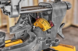 DeWalt DCS781N SOLO Пила торцовочная акк. (54V, 305x30 мм,пропил 76/112 мм, 3800 об/мин, BL-motor)
